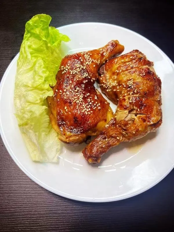 空气炸锅蜜汁脆皮大鸡腿 用料 · 大鸡腿（2只） · 料酒（30克） · 姜片（几片） · 葱段（几段） · 生抽（30克） · 老抽（5克） ·